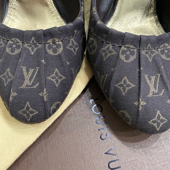 AUTHENTIC Louis Vuitton Monogram Mini Lin Women
Canvas Pumps with gold buckle. - Picture 3 of 8